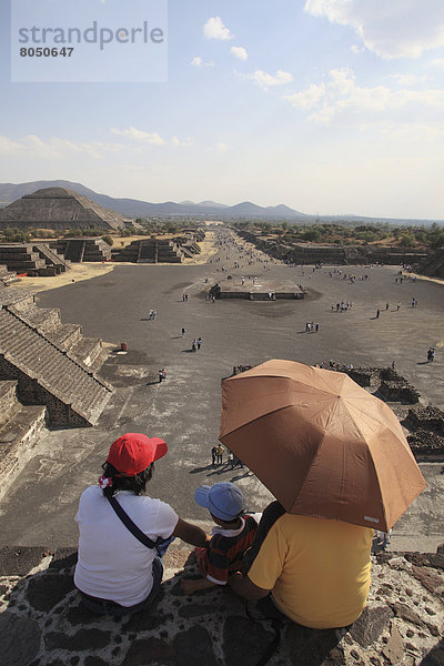 pyramidenförmig  Pyramide  Pyramiden  hoch  oben  Mexiko  Ansicht  vorwärts  Allee  Pyramide  Sonne