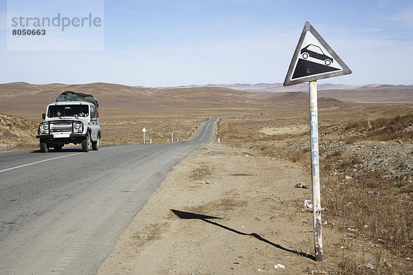 zwischen  inmitten  mitten  Fernverkehrsstraße  Zeichen  Geländewagen  Mongolei  Signal