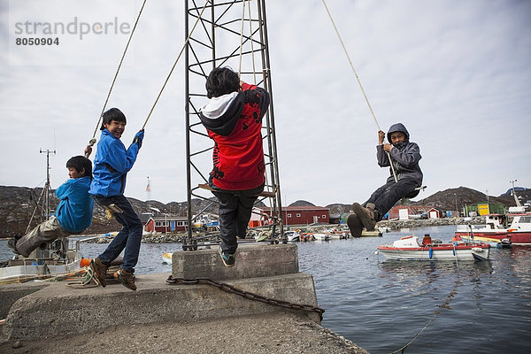 schaukeln  schaukelnd  schaukelt  schwingen  schwingt schwingend  Wasser  Hafen  über  Dänemark  Grönland