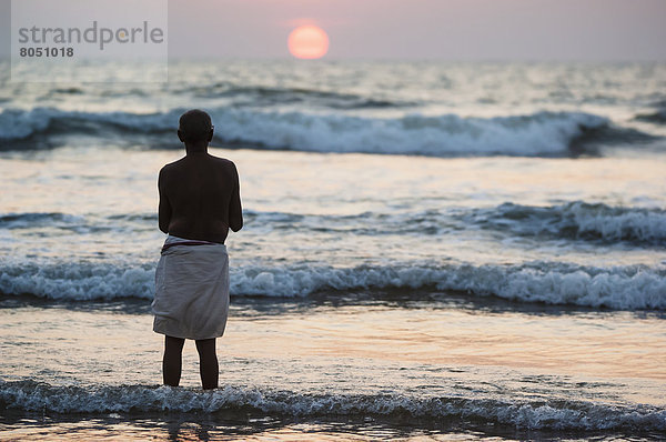 Sonnenuntergang  Ozean  Gebet  Hinduismus  Pilgerer  Indien  Karnataka