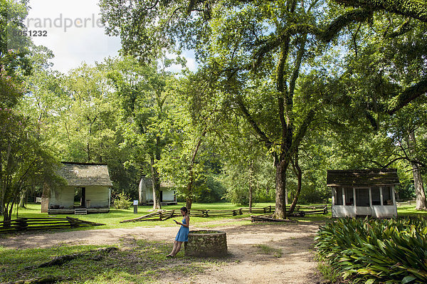 Vereinigte Staaten von Amerika USA nahe stehend Almhütte Ziehbrunnen Brunnen Plantage Mädchen Louisiana