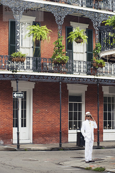 Vereinigte Staaten von Amerika USA stehend Mann Tradition Wohnhaus weiß frontal Louisiana New Orleans