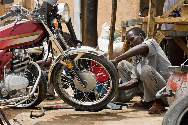 Straße  befestigen  Mechaniker  Motorrad  Niger