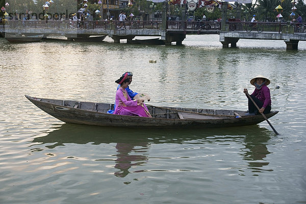 Tradition  Boot  Kleid  Hoi An  Vietnam  vietnamesisch