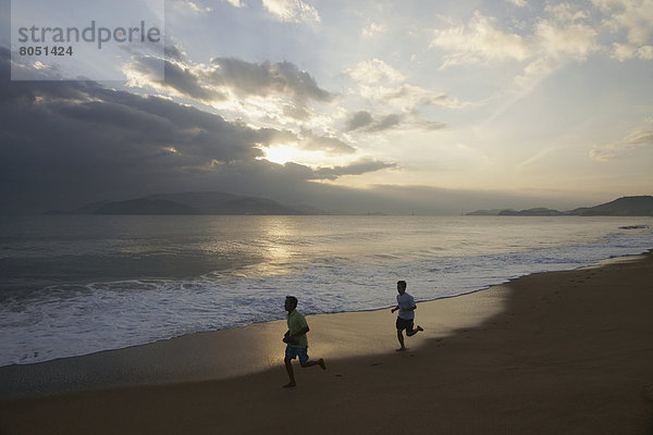 Mensch  Menschen  Strand  Sonnenuntergang  rennen  vorwärts  Nha Trang  Vietnam
