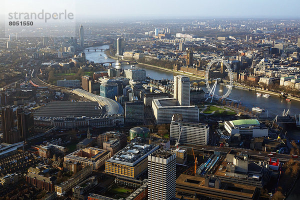 Luftaufnahme des zentralen London in Richtung London Eye und Houses of Parliament  England  UK