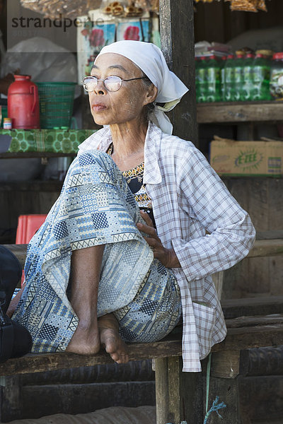 Portrait  Frau  Transport  warten  Senior  Senioren  öffentlicher Ort  Myanmar