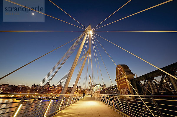 Nacht  Großbritannien  London  Hauptstadt  Brücke  Fußgänger  London Borough of Southwark  England