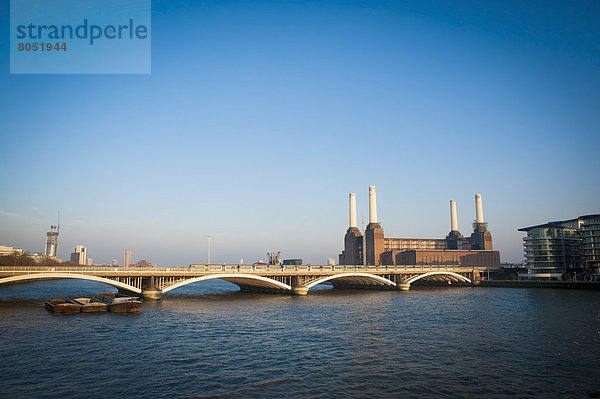 Blick auf Battersea Kraftwerk von Chelsea Bridge  London  England  UK