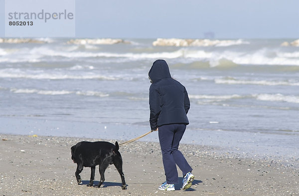 Frau  gehen  Strand  Hund  Kapuzenjacke  Italien