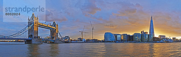Panoramablick auf die Scherbe  Rathaus und Tower Bridge bei Sonnenuntergang von der Themse  London  UK