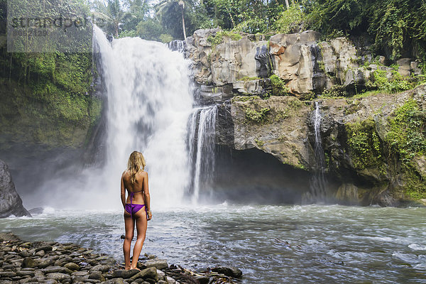Bikini  Wasserfall  jung  Mädchen  Indonesien  Ubud