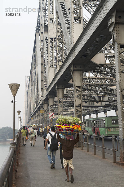 überqueren  Mensch  Menschen  Brücke  Ansicht  Kalkutta  Indien  Westbengalen