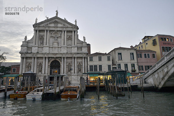 Canale Grande und Boote am Schiffsanleger  Venedig  Italien  Europa