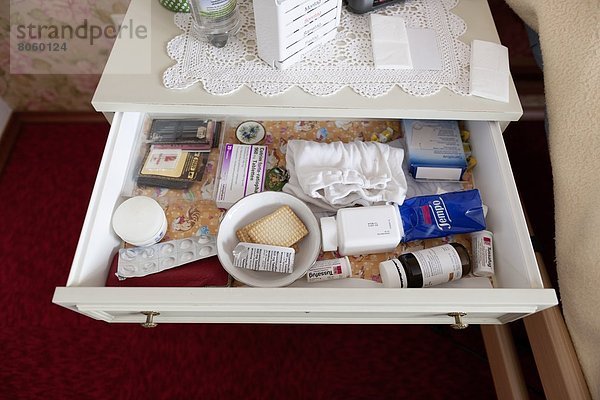 Medikamente in einer Nachttisch-Schublade