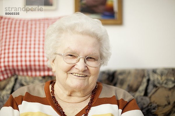 Lächelnde alte Frau mit Brille  Portrait