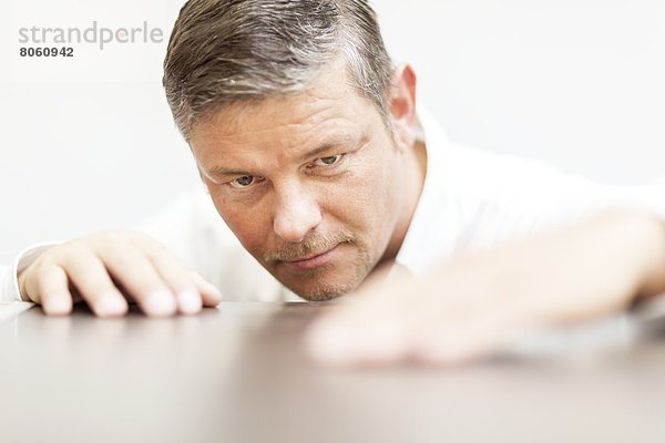 Holztisch Bodenhöhe Mann Prüfung