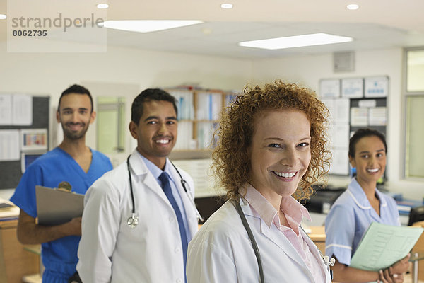 Ärzte und Krankenschwester lächeln im Krankenhaus