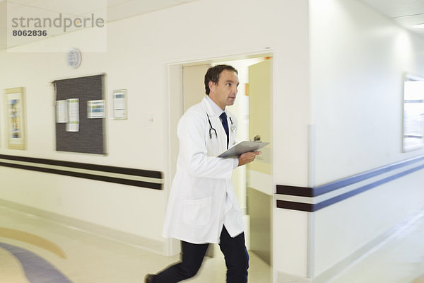 Arzt stürmt in den Flur des Krankenhauses