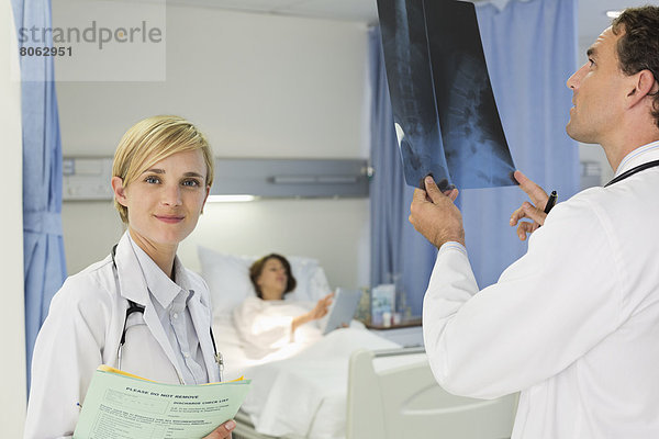 Ärzte untersuchen Röntgenaufnahmen im Krankenhauszimmer