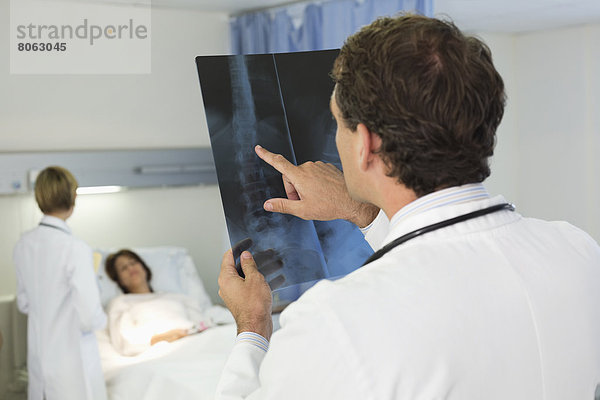 Arzt bei der Röntgenuntersuchung im Krankenhauszimmer