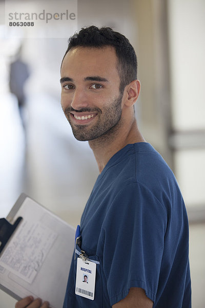 Krankenschwester lächelt im Flur des Krankenhauses
