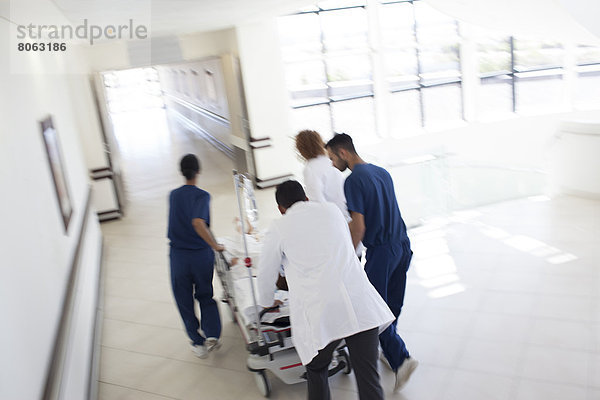 Krankenhauspersonal hetzt Patient in den Operationssaal