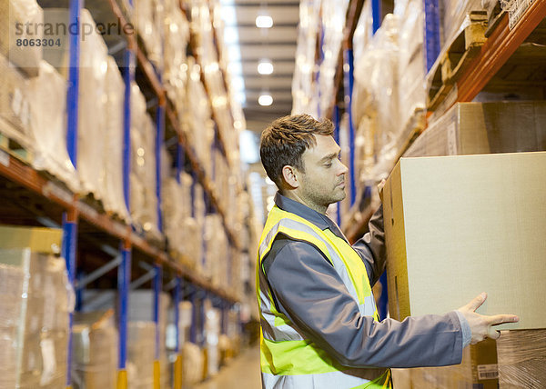 Arbeiter-Stapelboxen im Lager