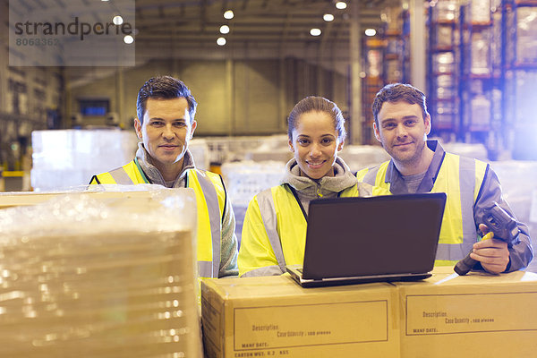 Mitarbeiter mit Laptop im Lager