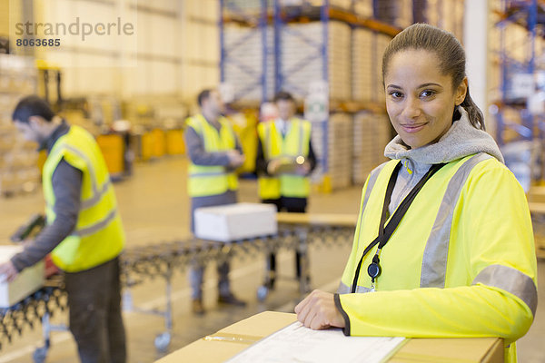 Arbeiter lächelt im Lagerhaus