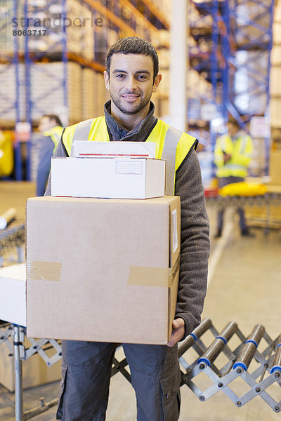 Arbeiter mit Kisten im Lager