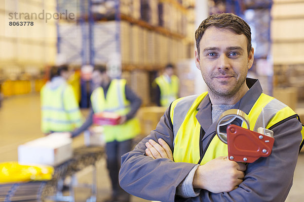 Arbeiter-Haltebandabroller im Lager