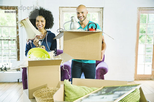 Paar Auspackboxen im neuen Zuhause