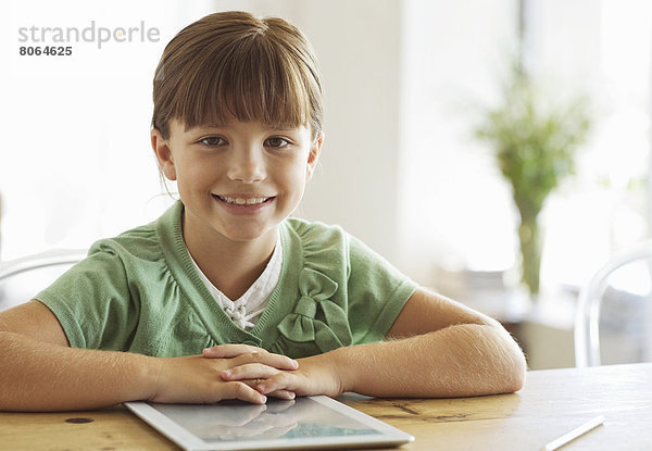 Mädchen lächelt mit Tablet-Computer