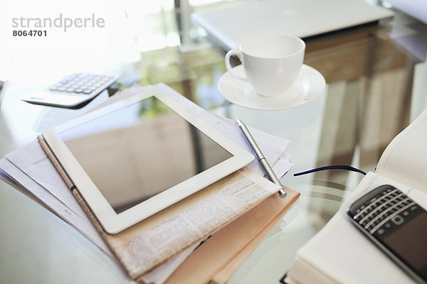 Tablet-PC  Zeitung  Kaffeetasse und Handy auf dem Schreibtisch