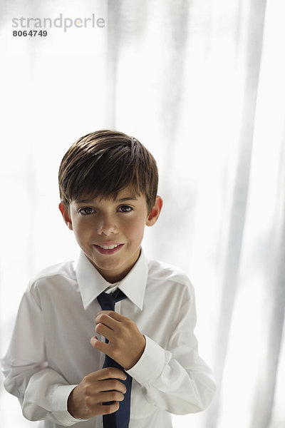 Lächelnder Junge mit Hemd und Krawatte