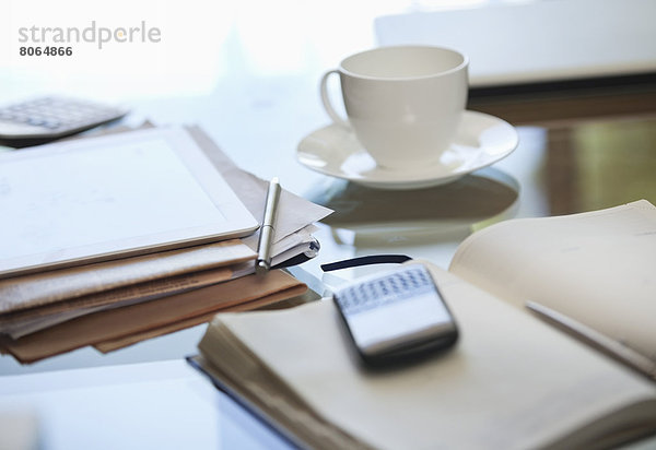 Notebook  Handy und Tasse Kaffee auf dem Schreibtisch