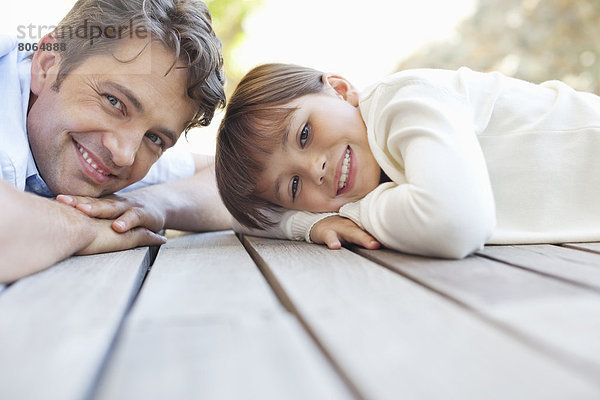 Vater und Tochter auf der Veranda liegend