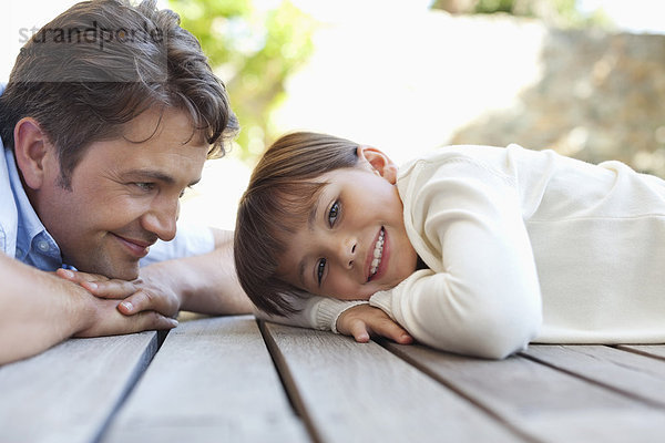 Vater und Tochter auf der Veranda liegend