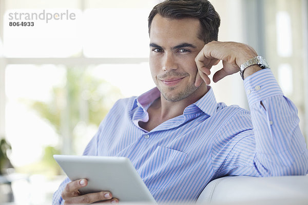 Geschäftsmann mit Tablet-Computer auf dem Sofa