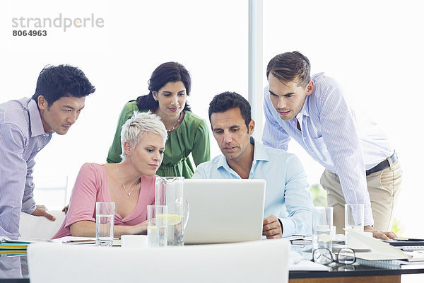 Geschäftsleute  die ihren Laptop in Meetings benutzen