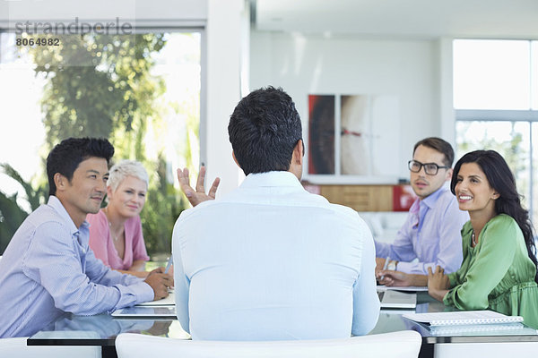 Geschäftsleute sprechen im Treffen