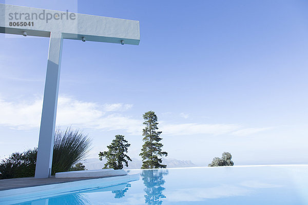 Bäume und Dusche mit Blick auf den Infinity-Pool