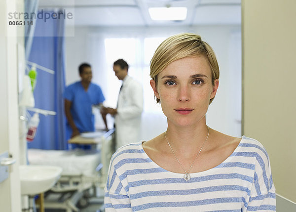 Patient steht im Krankenhauszimmer