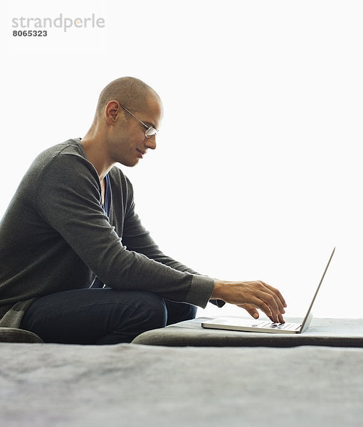 Mann mit Tablet-Computer im Wohnzimmer