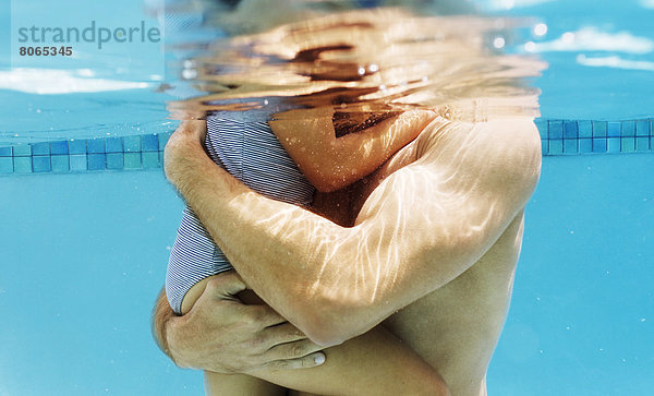 Vater mit Tochter im Schwimmbad