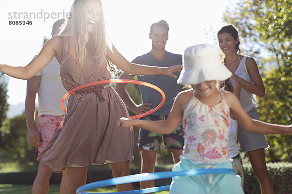 Mädchen Hula Hooping im Hinterhof