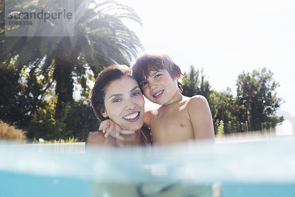 Mutter mit Sohn im Schwimmbad