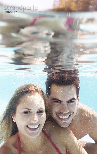 Paar lächelt im Schwimmbad