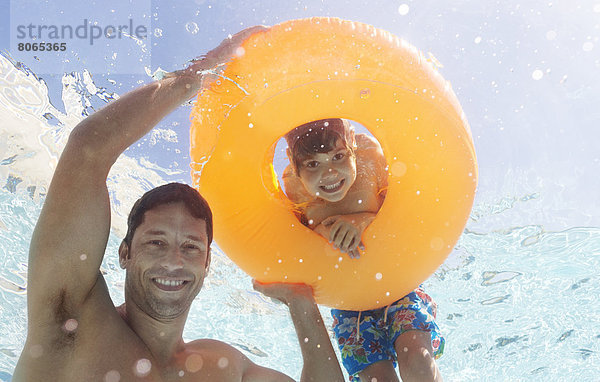 Vater und Sohn spielen im Schwimmbad